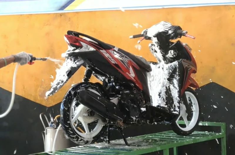 Cuci Motor Tanpa Ribet, Bersih Total di Intan Touchless Wash